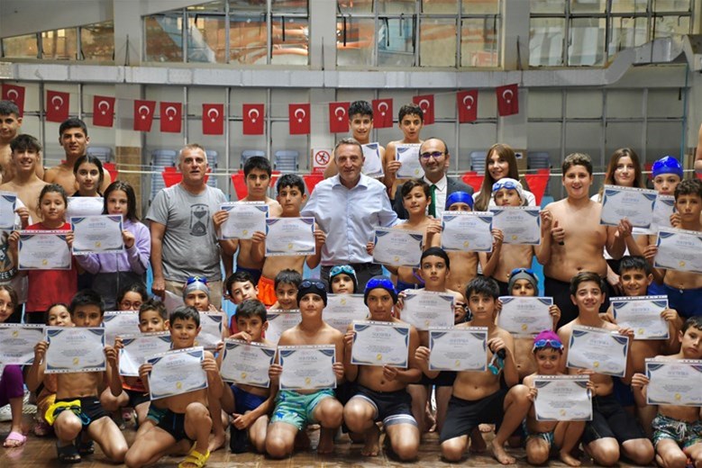 İL MÜDÜRÜMÜZ ABDULLAH AYAR, AMATÖR SPOR HAFTASI ETKİNLİKLERİ KAPSAMINDA DÜZENLENEN YÜZME YARIŞLARINDA SPORCULARIMIZA KATILIM BELGELERİNİ VERDİ.