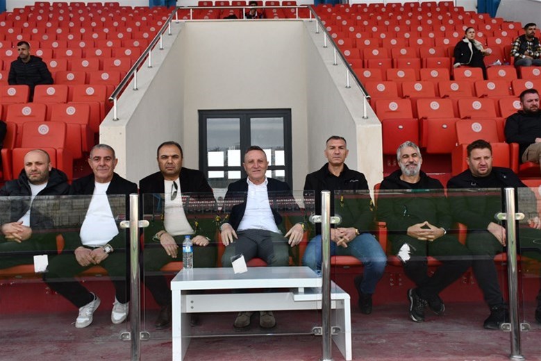 İL MÜDÜRÜMÜZ ABDULLAH AYAR, KADINLAR 1. LİG A GRUBUNDA MÜCADELE EDEN TEMSİLCİMİZ ŞIRNAK KADIN FUTBOL TAKIMININ MÜSABAKASINI İZLEDİ.