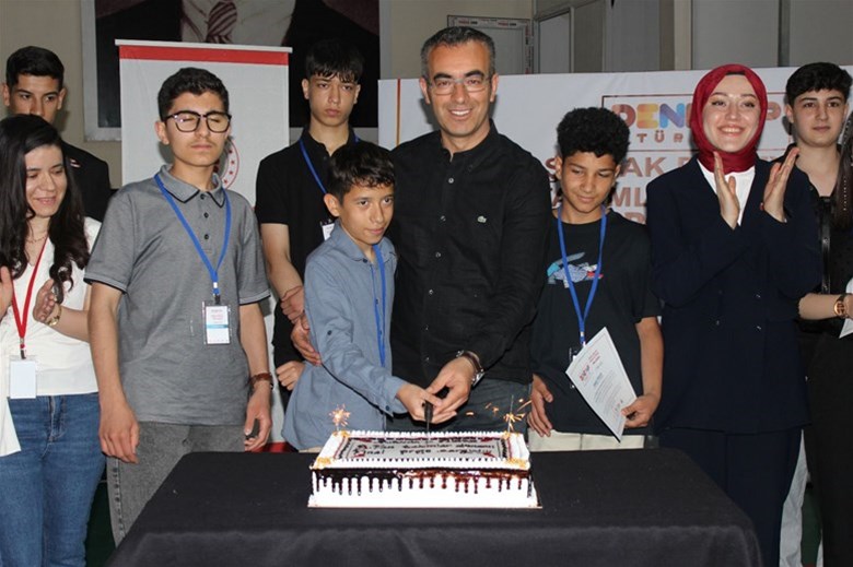 İL MÜDÜRÜMÜZ FEDAİ DİN, DENEYAP FİNAL SUNUMLARINDA GENÇ MUCİTLERİMİZ VE AİLELERİ İLE BİRLİKTE PROGRAMA KATILDILAR.