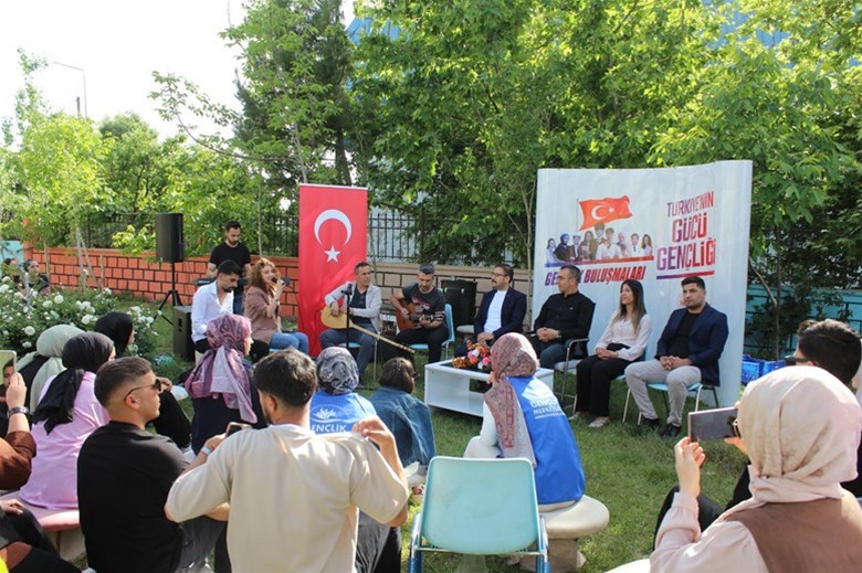 15-21 MAYIS GENÇLİK HAFTASI ETKİNLİKLERİ KAPSAMINDA İL MÜDÜRÜMÜZ FEDAİ DİN, GENÇLERİMİZ İLE SÖYLEŞİ PROGRAMINDA BİR ARAYA GELDİ.