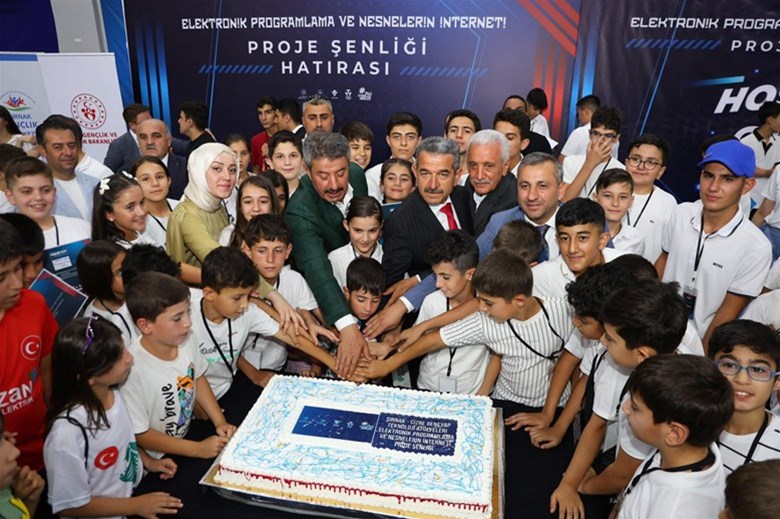 EL CEZERİ'NİN TORUNLARI GELECEĞİN TEKNOLOJİ YILDIZLARI DENEYAP ŞENLİĞİ'NDE BULUŞTU!