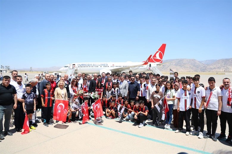 BEŞİKTAŞ JK U 16 FUTBOL TAKIMI VE EFSANE FUTBOLCULARI ŞIRNAK'TA.
