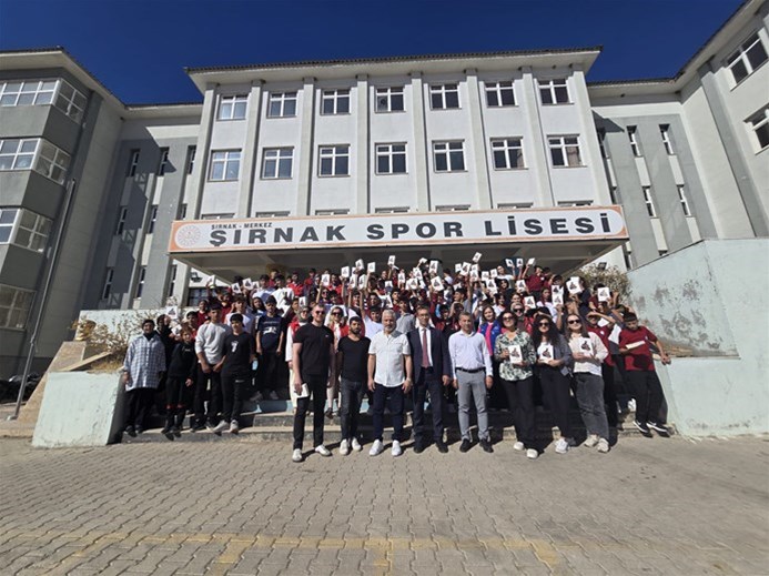 İL MÜDÜRÜMÜZ FEDAİ DİN, SPİKER-YAZAR BİLGEHAN DEMİR İLE BİRLİKTE SPOR LİSESİNDE GENÇLERİMİZ İLE BİR ARAYA GELDİLER.