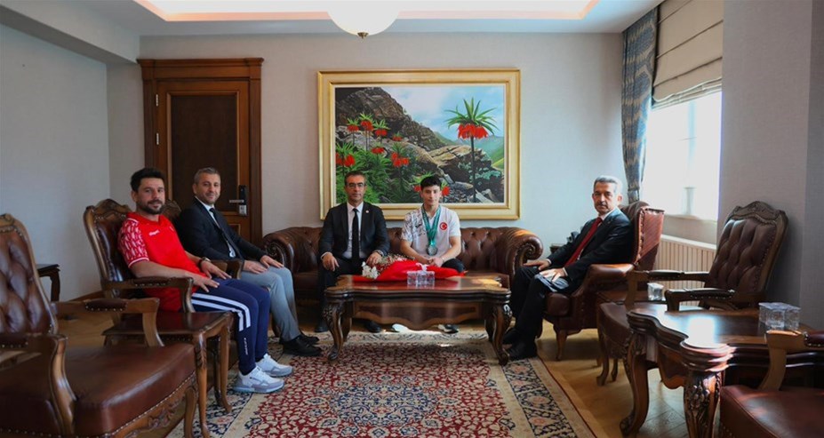 HALTER ASYA ŞAMPİYONU SPORCUMUZ ADEM, İL MÜDÜRÜMÜZ FEDAİ DİN İLE BİRLİTE VALİMİZ VE BELEDİYE BAŞKANIMIZI ZİYARET ETTİLER.