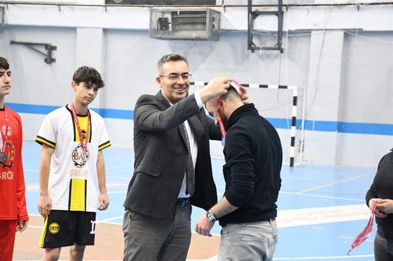 İL MÜDÜRÜMÜZ FEDAİ DİN, GSB OKUL SPORLARI FUTSAL GENÇ ERKEKLER İL BİRİNCİLİĞİ FİNAL MÜSABAKALARINDA SPORCULARIMIZA MADALYALARINI TAKDİM ETTİ.