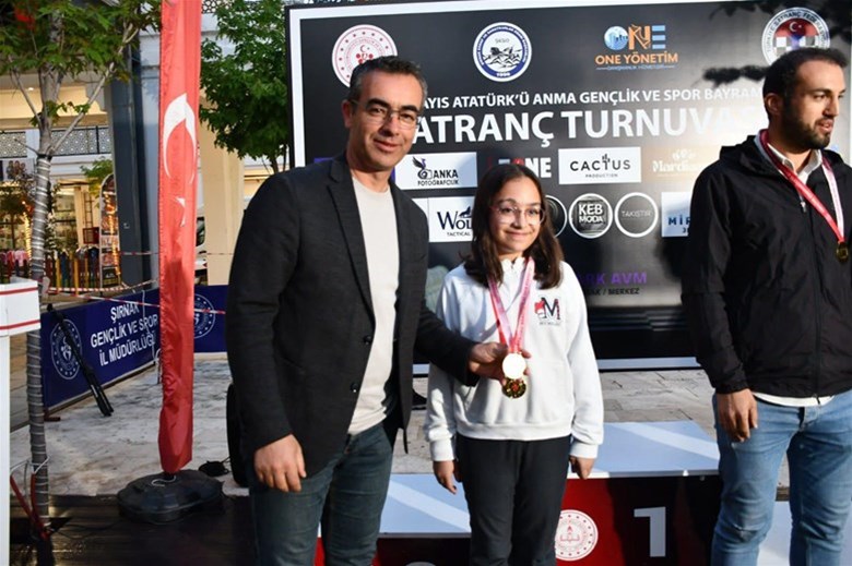 19 MAYIS ATATÜRK'Ü ANMA GENÇLİK VE SPOR BAYRAMI KAPSAMINDA DÜZENLEDİĞİMİZ ÖDÜLLÜ SATRANÇ TURNUVAMIZI YOĞUN KATILIM İLE TAMAMLADIK. 